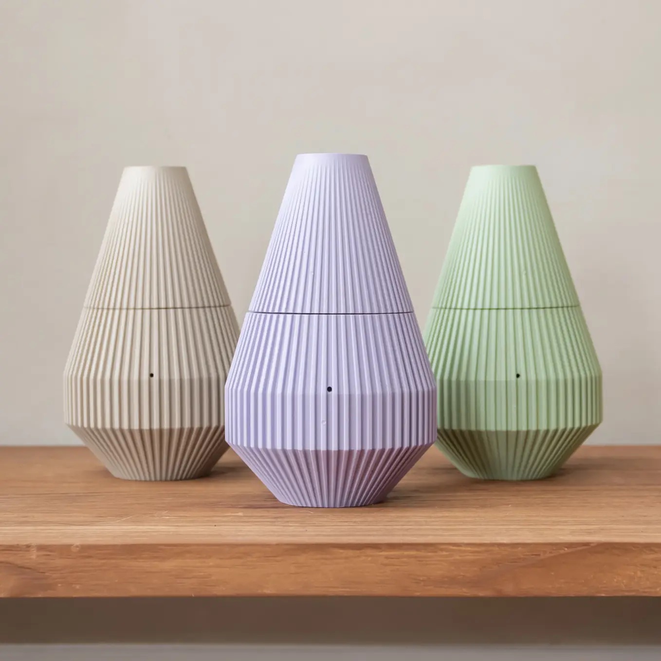 Kolme koiran aktivointilelua hyllyllä. Sävyt Latte, Lilac ja Green.